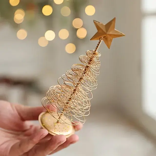Foto de mini arbol de navodad metalico para usar de centro de mesa navideño.