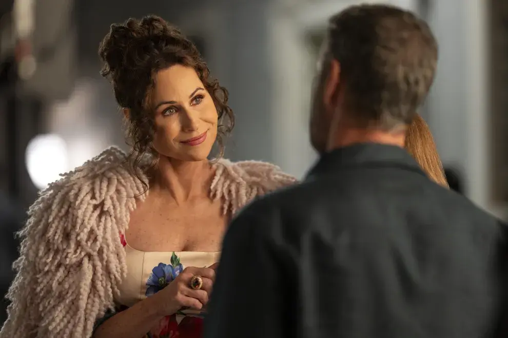 Minnie Driver en la temporada 5 de Emily in Paris.