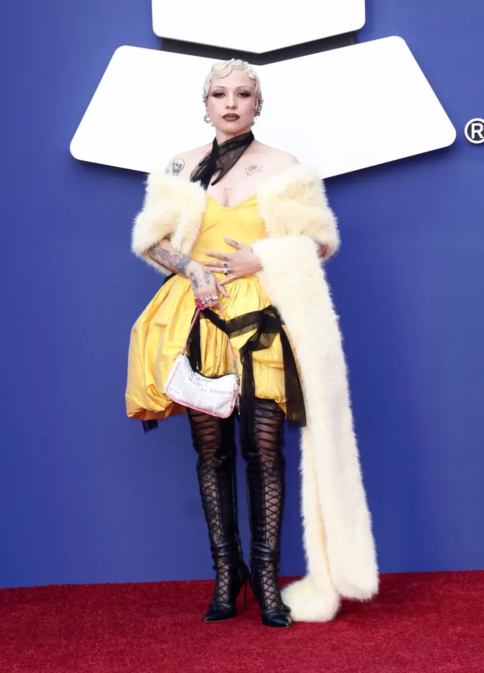 Mon Laferte en la alfombra roja de los Latin Grammys 2025.
