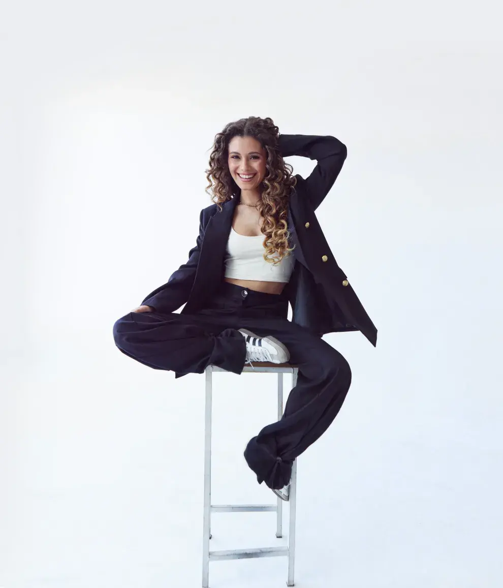 PANTALÓN Y BLAZER (NERATTA, $132.000 Y  $230.000), TOP (BAHÍA  BAY, $55.000)