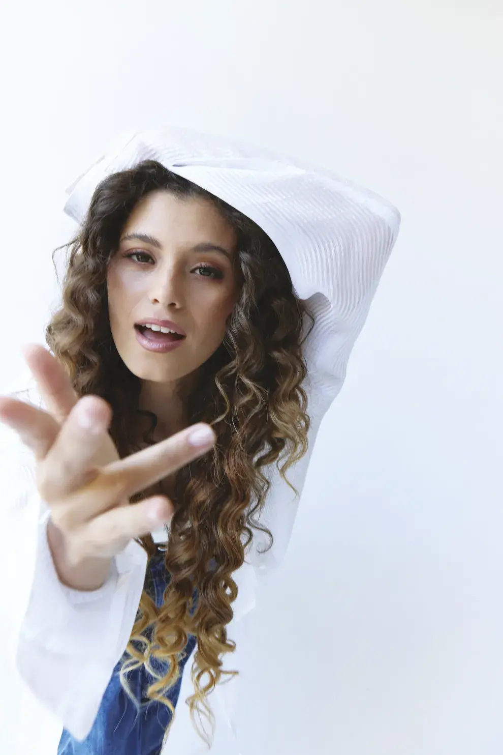 TOP (BAHIA BAY, $55.000),  CAMISA (AMORES TRASH  COUTURE, $130.000), JEAN  (ZARA), CINTURÓN (VINTAGE).