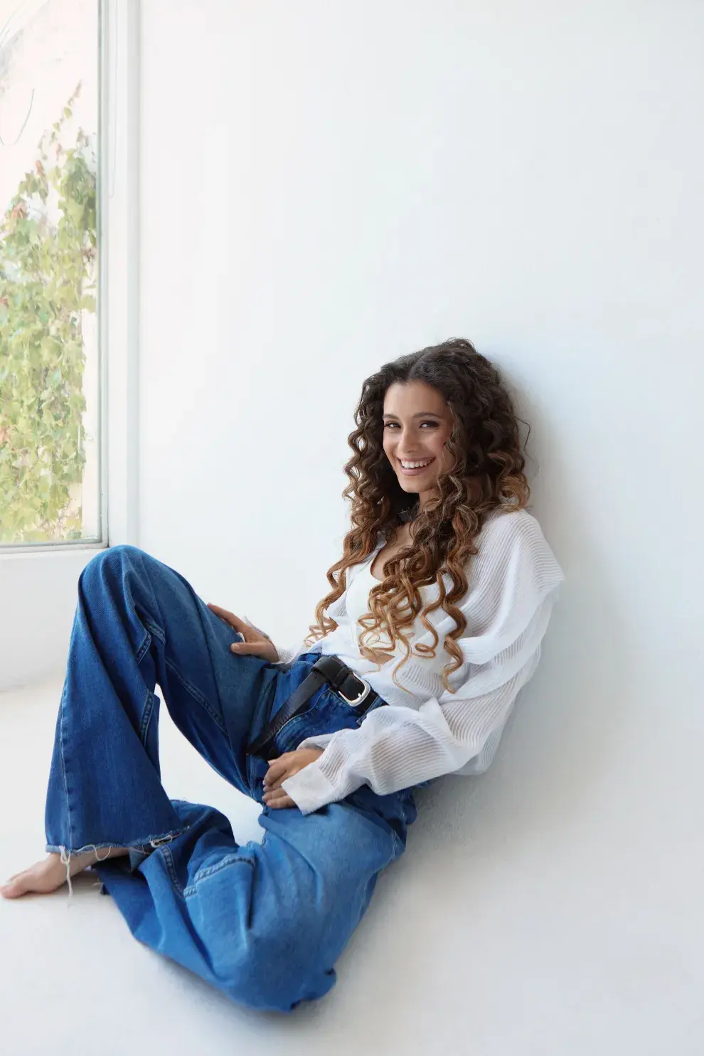 TOP (BAHIA BAY, $55.000),  CAMISA (AMORES TRASH  COUTURE, $130.000), JEAN  (ZARA), CINTURÓN (VINTAGE).