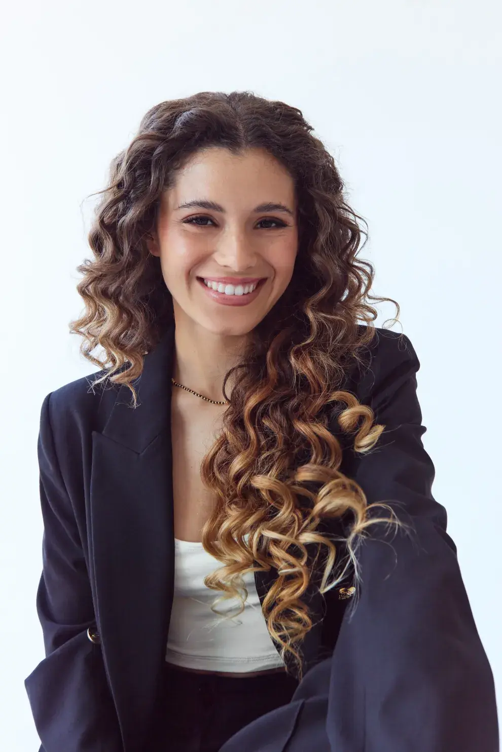 PANTALÓN Y BLAZER (NERATTA, $132.000 Y  $230.000), TOP (BAHÍA  BAY, $55.000)