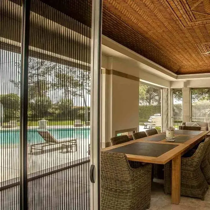 A diferencia de las mosquiteras tradicionales, las plisadas se abren y cierran de forma lateral,