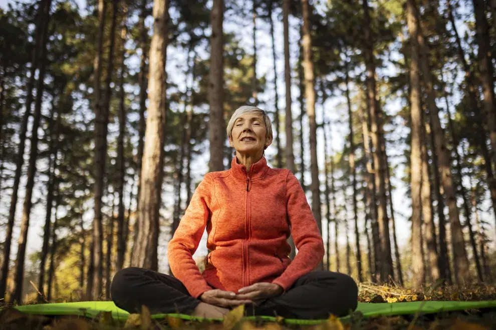 Foto de mujer haciendo yoga.