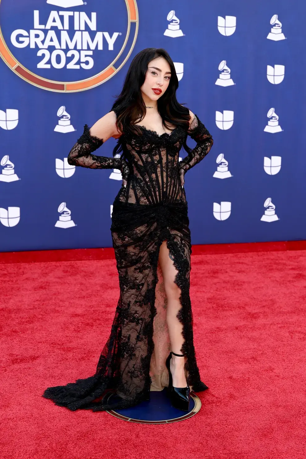 Nicki Nicole en la alfombra roja de los Latin Grammys 2025.