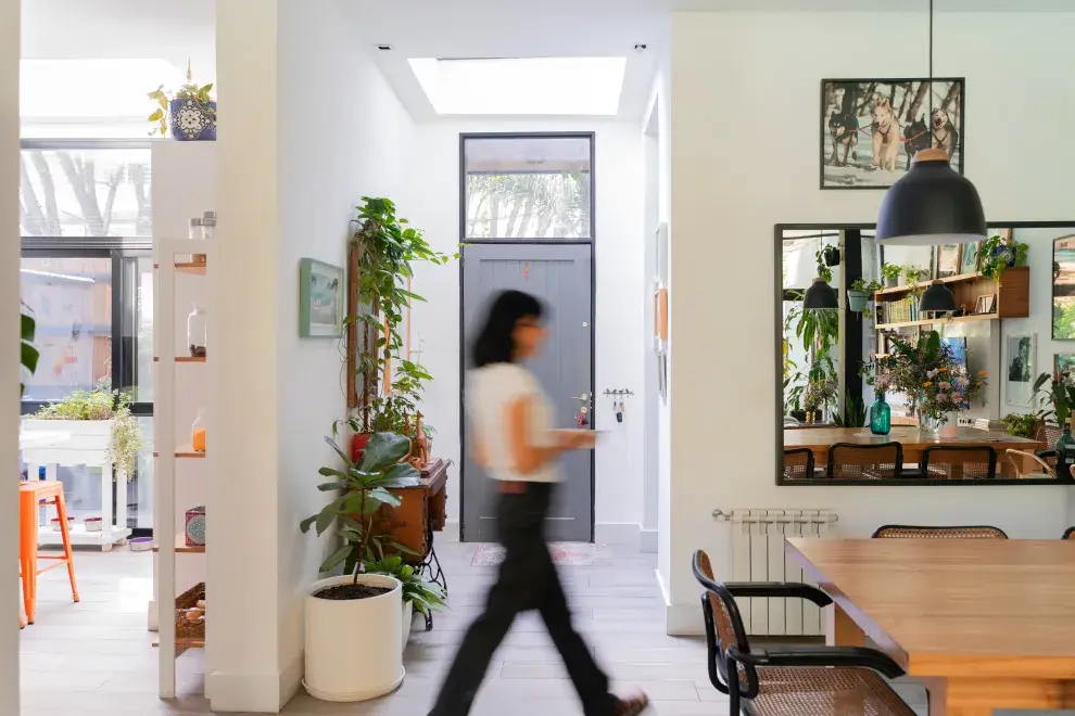 La obra estuvo a cargo del Estudio Ferrari Arquitectura (@estudioferrariarq). El espejo del comedor, que amplía y regala lindos reflejos, fue una sugerencia acertada del arquitecto.