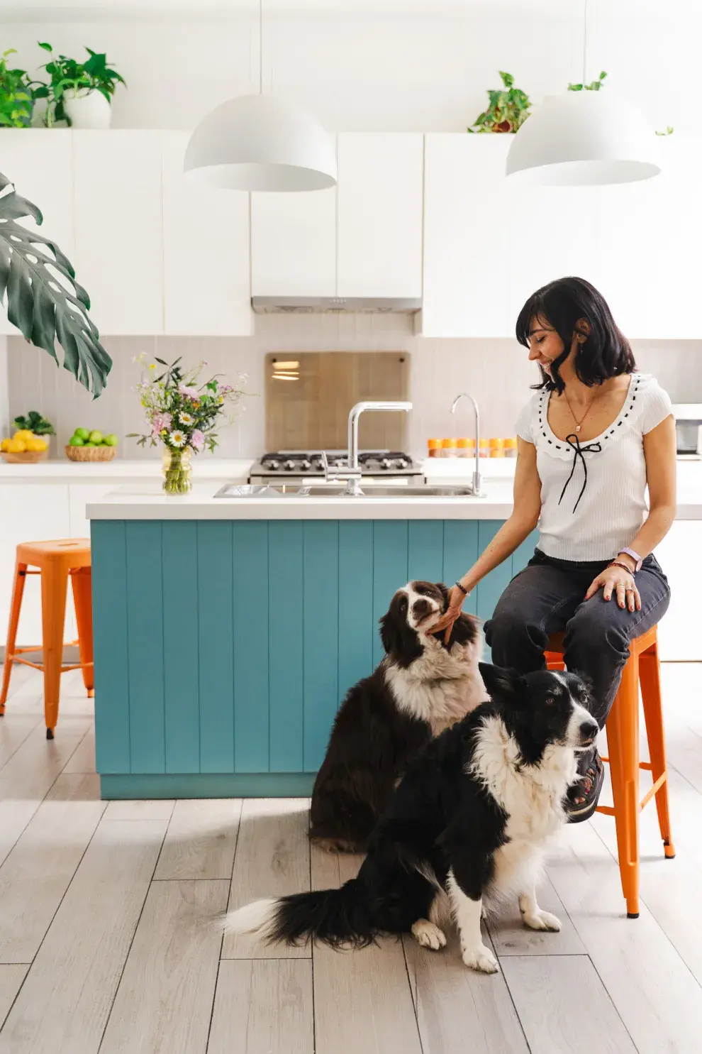 El interiorismo de la cocina lo hizo la arquitecta Milagros Cornejo (@milagroscornejoarq). Sobre la barra, florero (@casa.cinco) con arreglo de la florista Karina Sainz (@karinasainzramosdenovia).