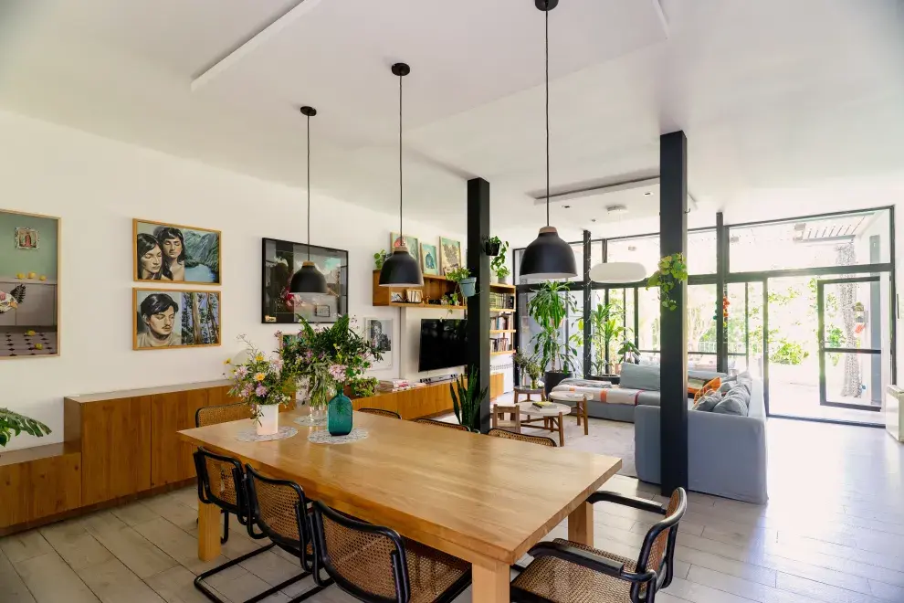 Sobre la pared del comedor, óleos de Ornella Pocetti, una de sus artistas preferidas. “Soy fan de ella”, afirma.