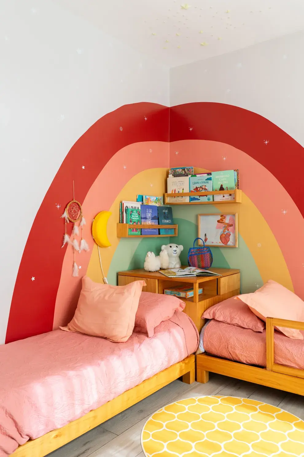 Como toque original de diseño, María puso las camas en L: “Sin que estén paralelas, están juntas y comparten”.