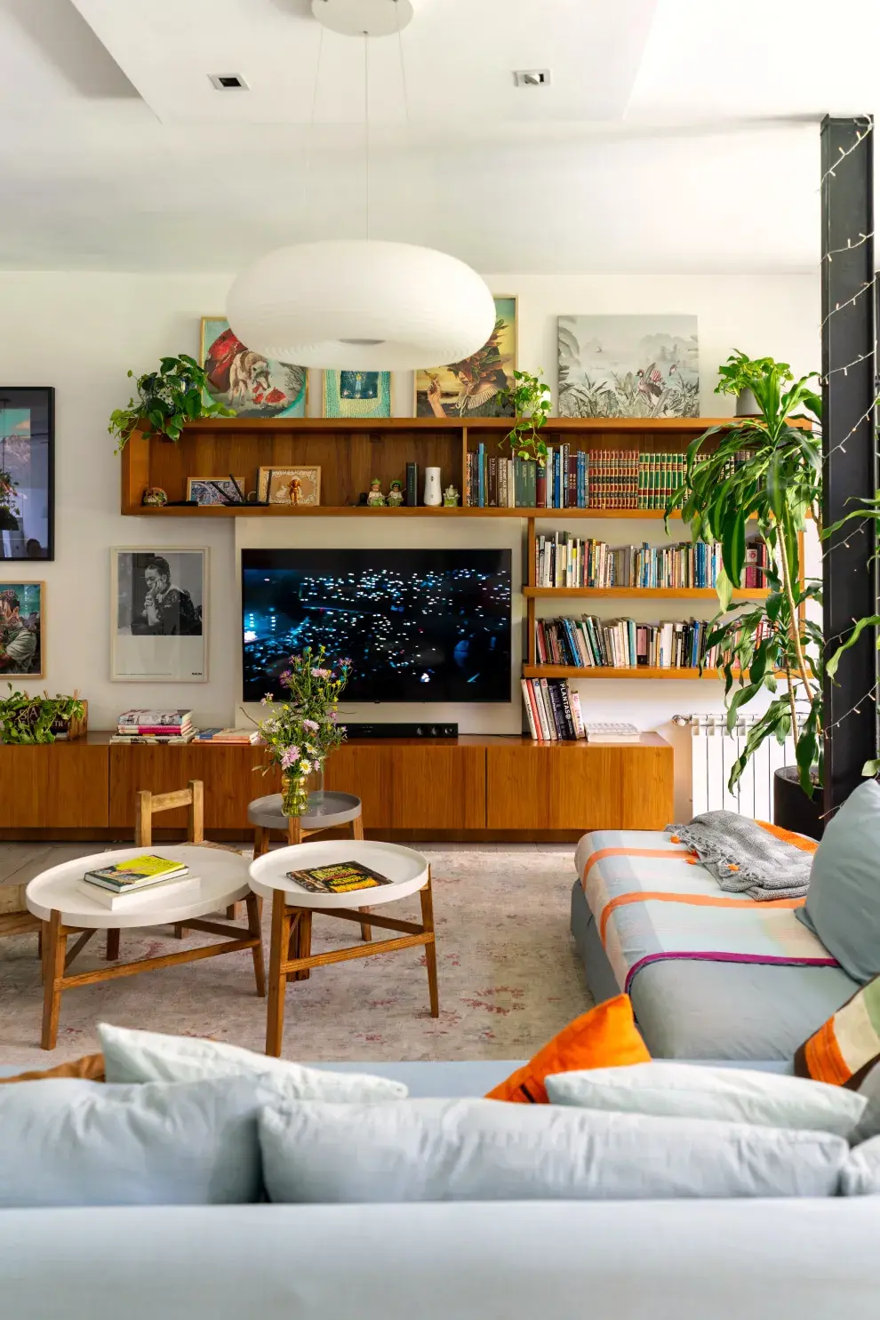 En el living, además de su arte, obras de Marcos López (su mentor), Ornella Pocetti, Alejandro Pasquale y Maica González. “Me parecía bueno sumar otras miradas”, dice.