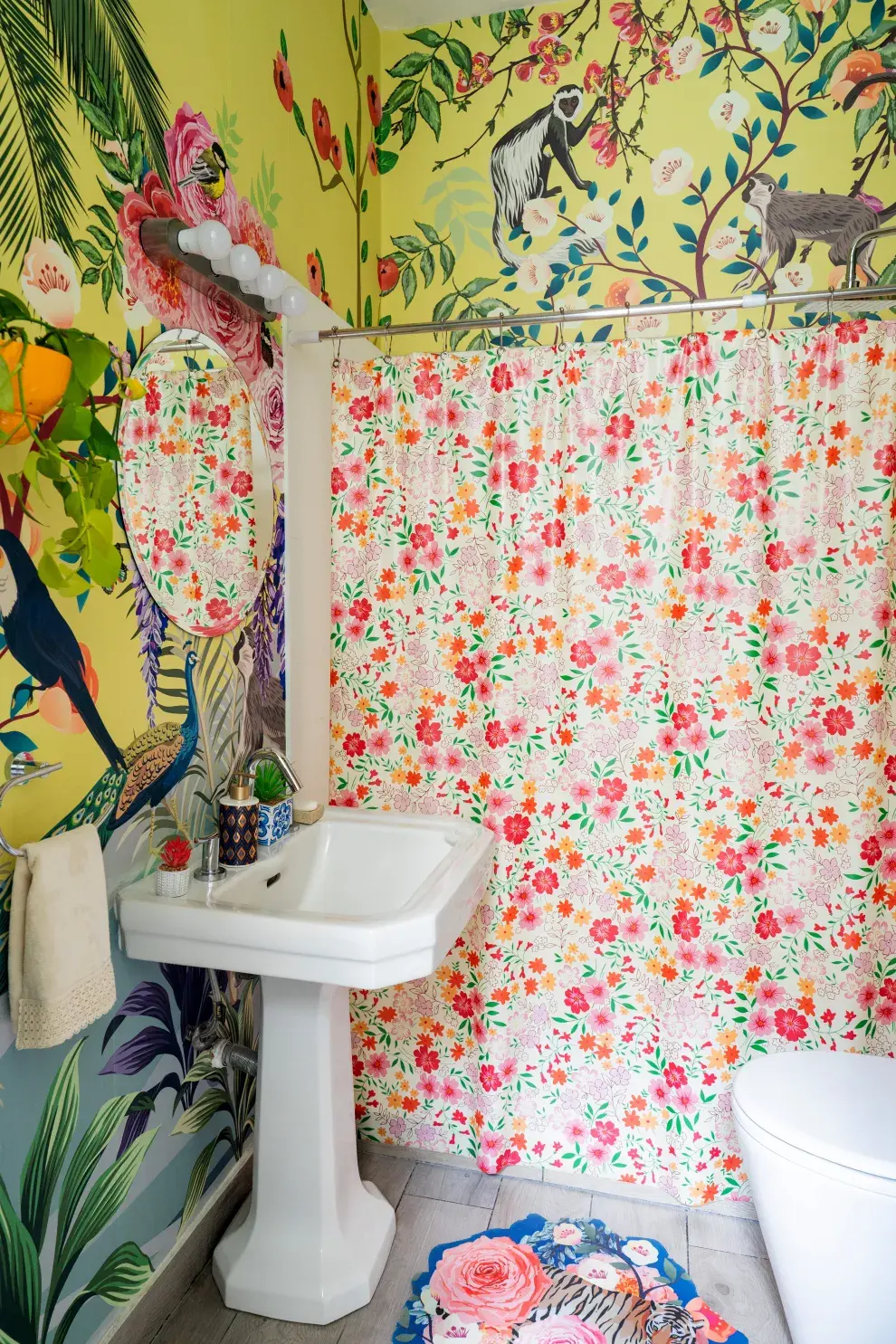 En este baño que explota de diseño, María eligió el empapelado Edén de su marca.