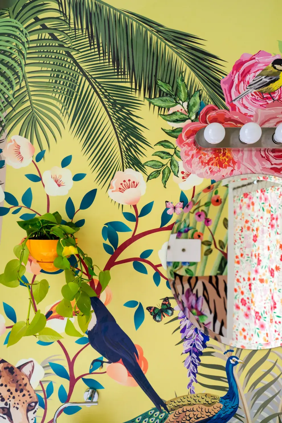 En este baño que explota de diseño, María eligió el empapelado Edén de su marca.