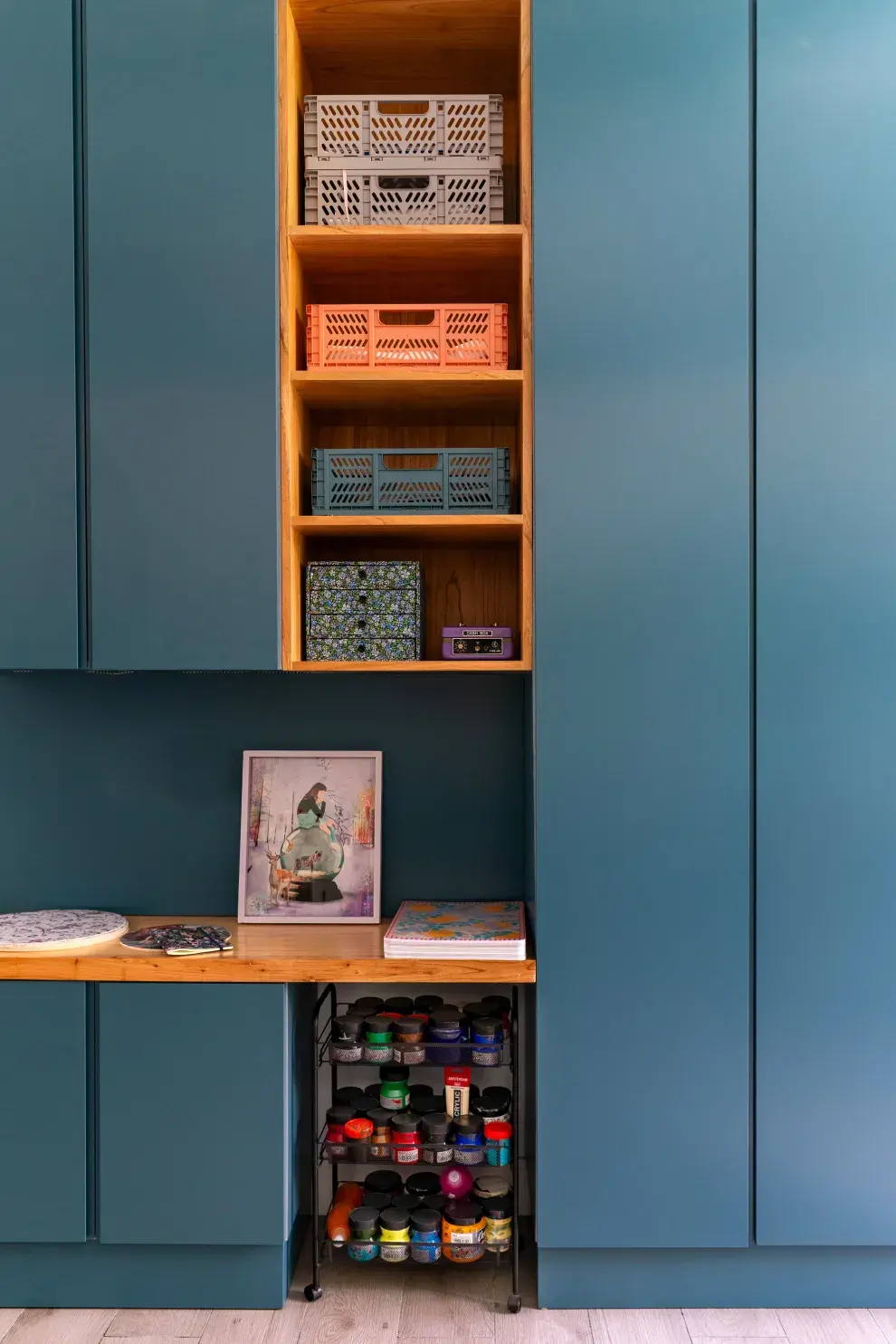 En este rincón espacios de guardado para los materiales que dan vida a su proceso creativo; además, su obra protegida.