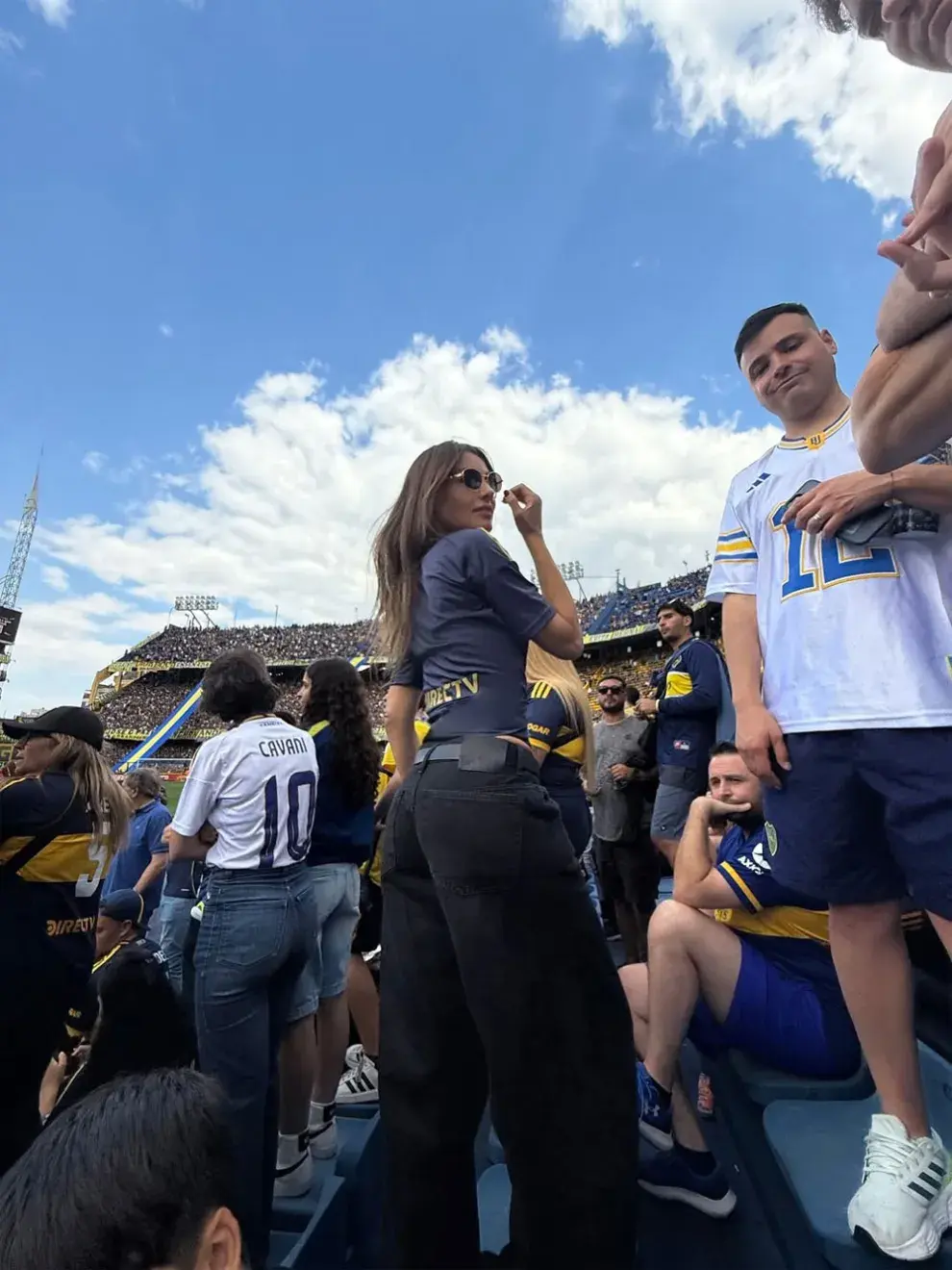 Lo más vistoso quizá fue la espontaneidad de Pampita: lejos del glamour habitual, se encontró mezclada entre los hinchas, disfrutando en modo madre-hija-hijo de una salida con esencia popular.
