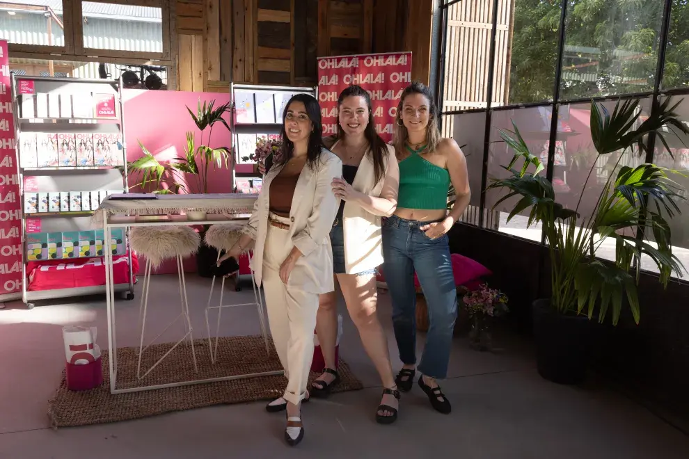 Giselle Regal, Belén Sanagua, de OHLALÁ!, junto a Kari Sdrubolini, quien estuvo a cargo de la ambientación y armado del stand.