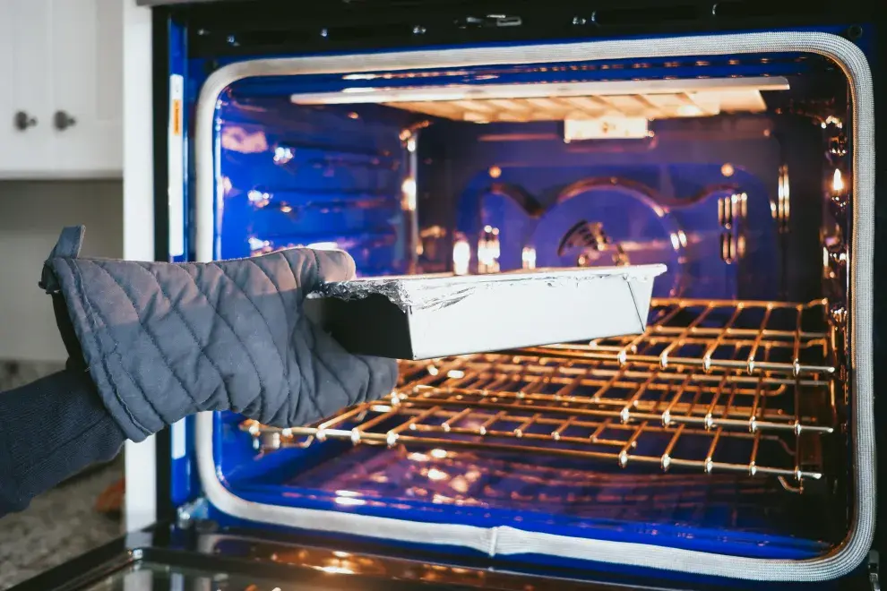 Foto de mujer cocinando.