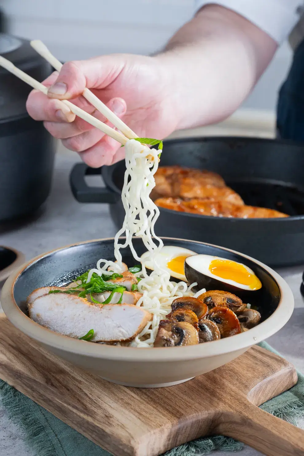 Ramen de pollo y hongos