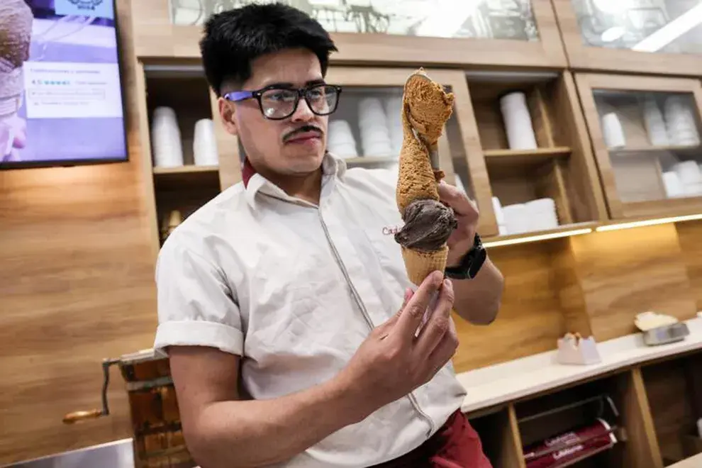 chico haciendo helado