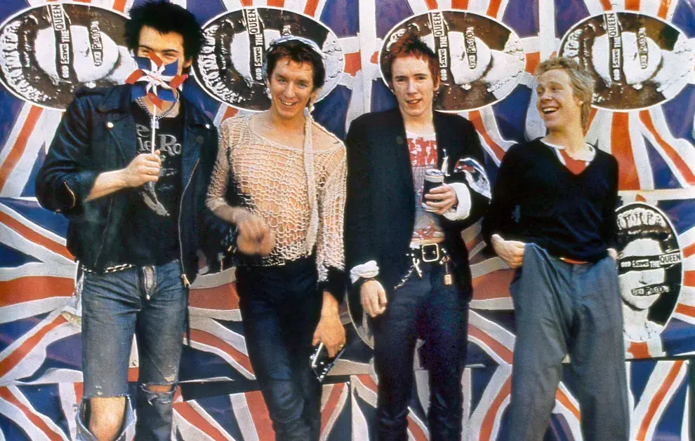 Sex Pistols a finales de los ´70, pateó el tablero barriendo con esa tendencia formal y reemplazándola por elementos como tachas, pantalones rotos y camperas de cuero.