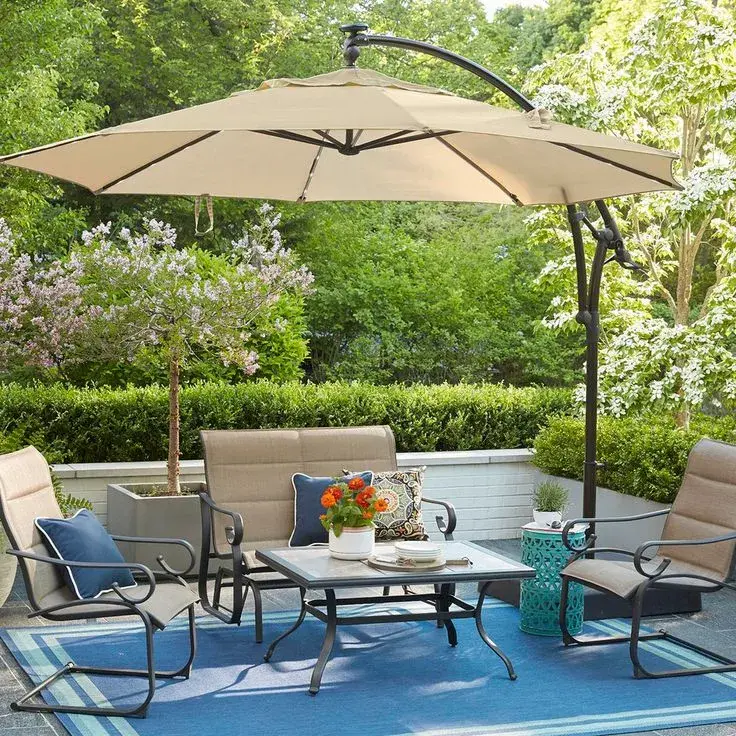 Sombrillas y otros detalles que completan un patio como oasis de relax.