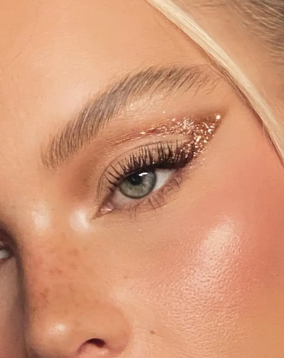 Ojo con detalles de make up dorados