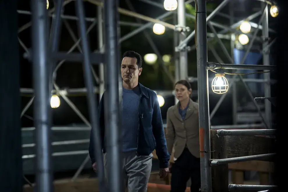 Foto de Matthew Rhys y Claire Danes en La bestia en mí.