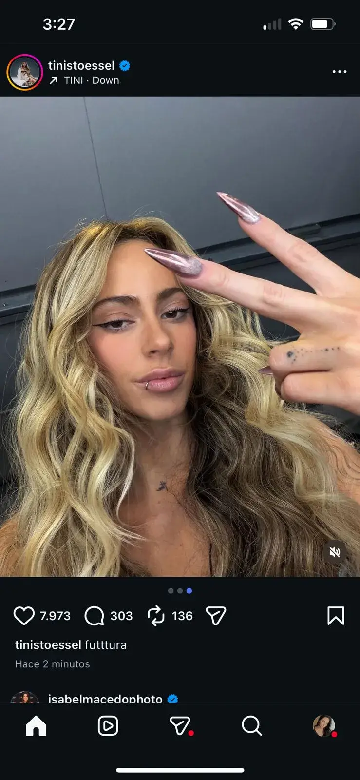 Tini lució unas uñas espejadas para su show en Tecnópolis