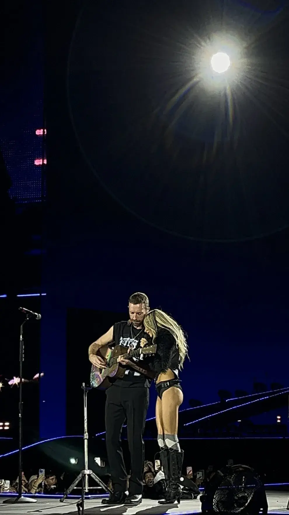 Tini y Chris Martin en FUTTTURA: así fue la sorpresa en vivo del cantante de Coldplay