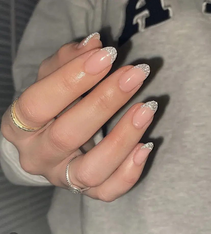 Clásicas y elegantes: 5 diseños de francesitas con brillo perfectas para fin de año