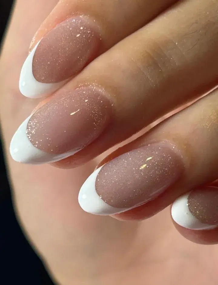 Clásicas y elegantes: 5 diseños de francesitas con brillo perfectas para fin de año