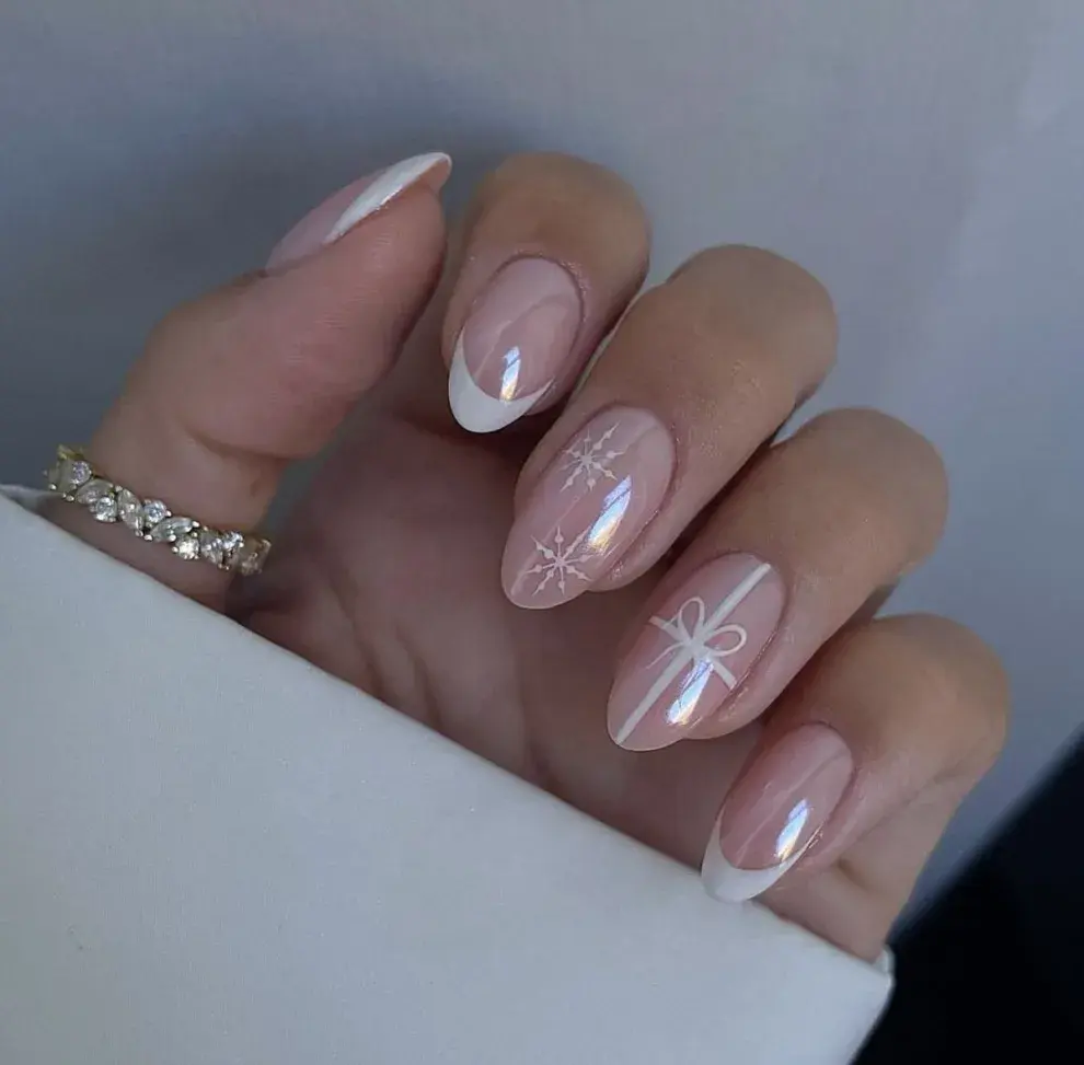 Uñas navideñas: 14 diseños tendencia para usar en diciembre 2025