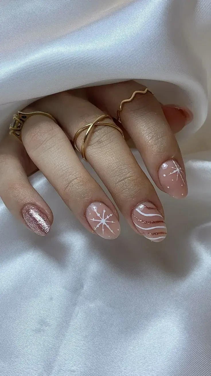 Uñas navideñas: 14 diseños tendencia para usar en diciembre 2025