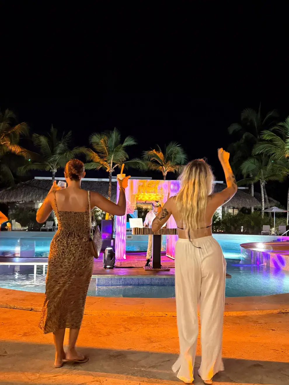 Podés hacer distintas excursiones que contratás en los hoteles: de pasaling a party-ferry.