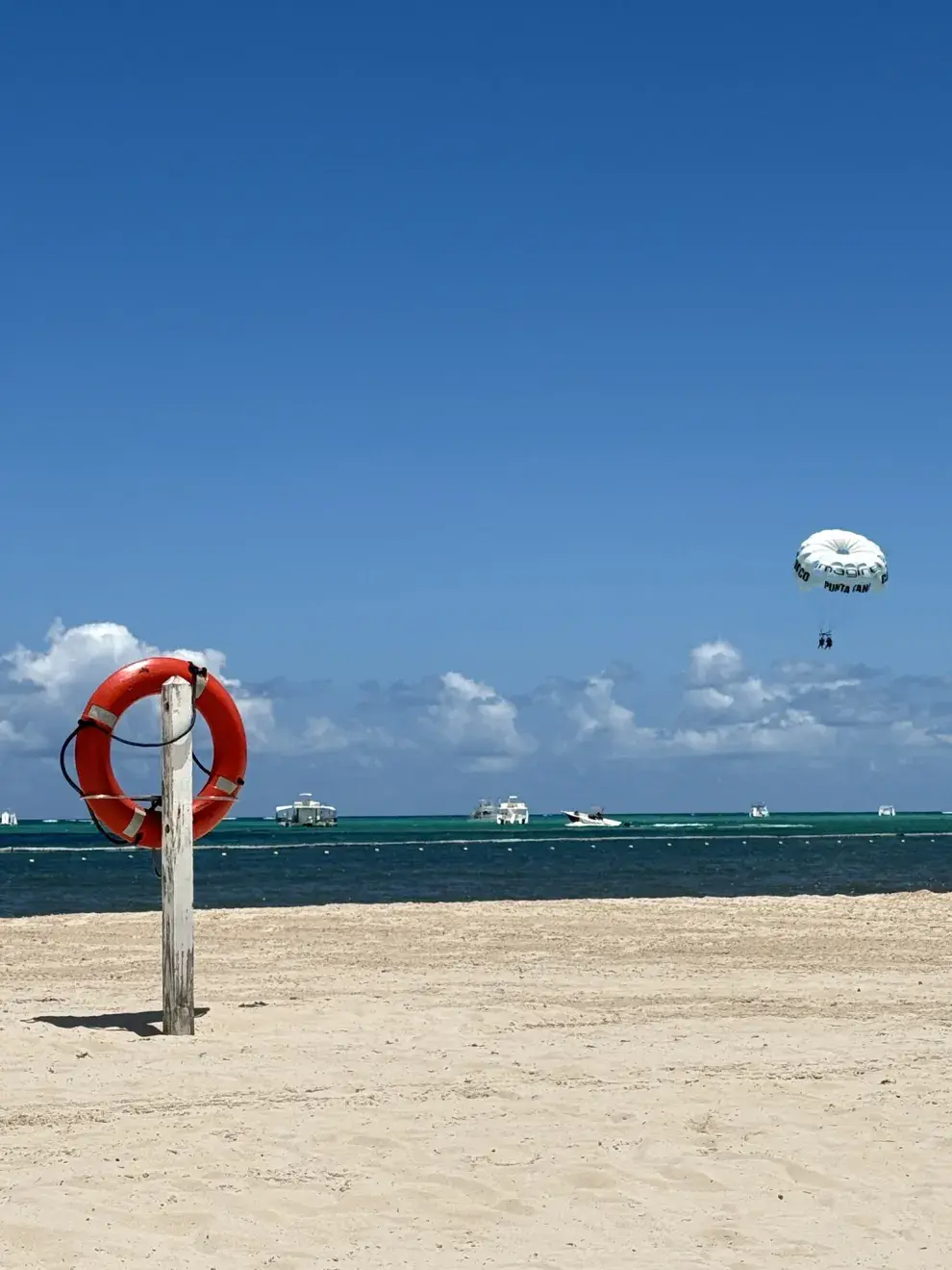 Podés hacer distintas excursiones que contratás en los hoteles: de pasaling a party-ferry.