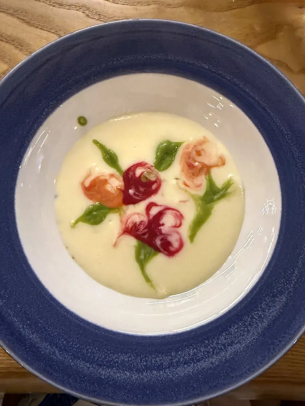 La crema pintada es esta sopa típica a base de yuca, decorada con salsa de pimientos de todos los colores.