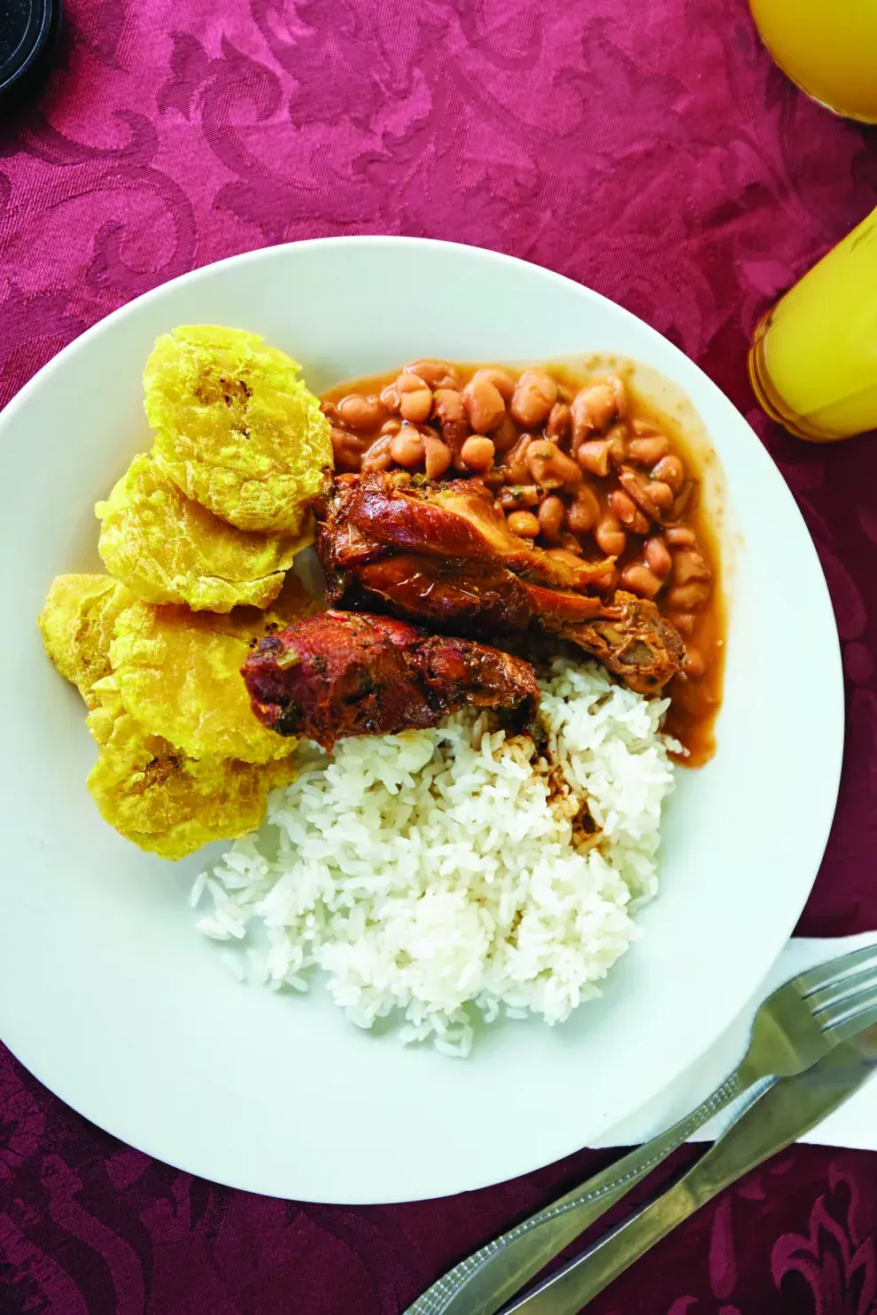 Llaman "bandera" a este plato que lleva arroz, carne y chauchas, acompañado con plátanos o palta.