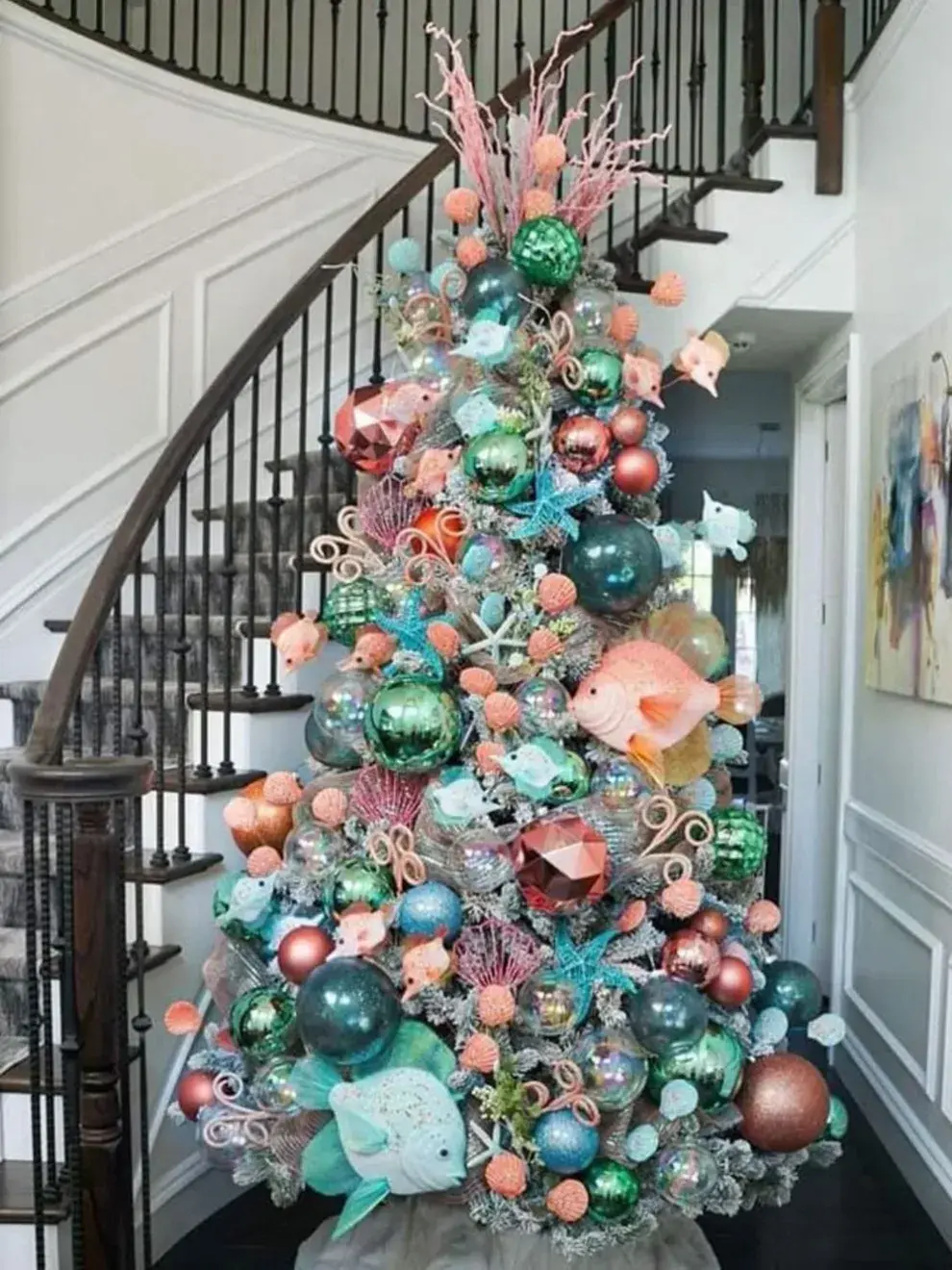 Mezclá las esferas tradicionales con adornos inspirados en el océano