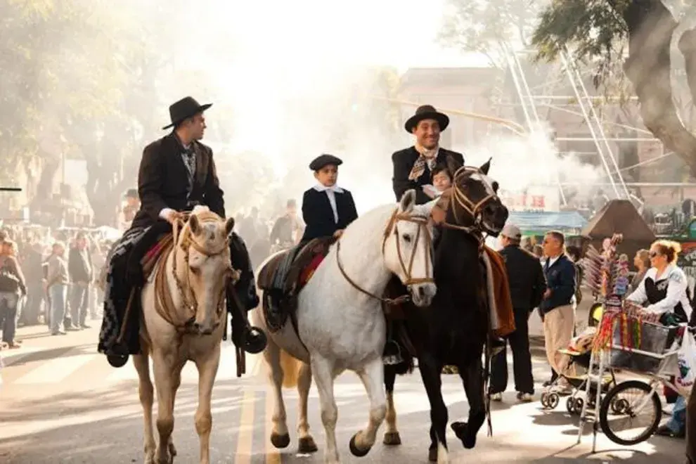 La Feria de Mataderos celebrará el Día de la Tradición con las mejores artesanías, grandes platos argentinos y muchos productos regionales.