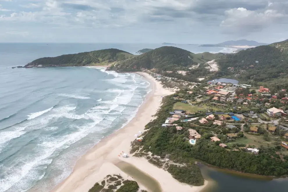 Ni Río de Janeiro ni Florianópolis: la playa de moda para jóvenes argentinos en Brasil