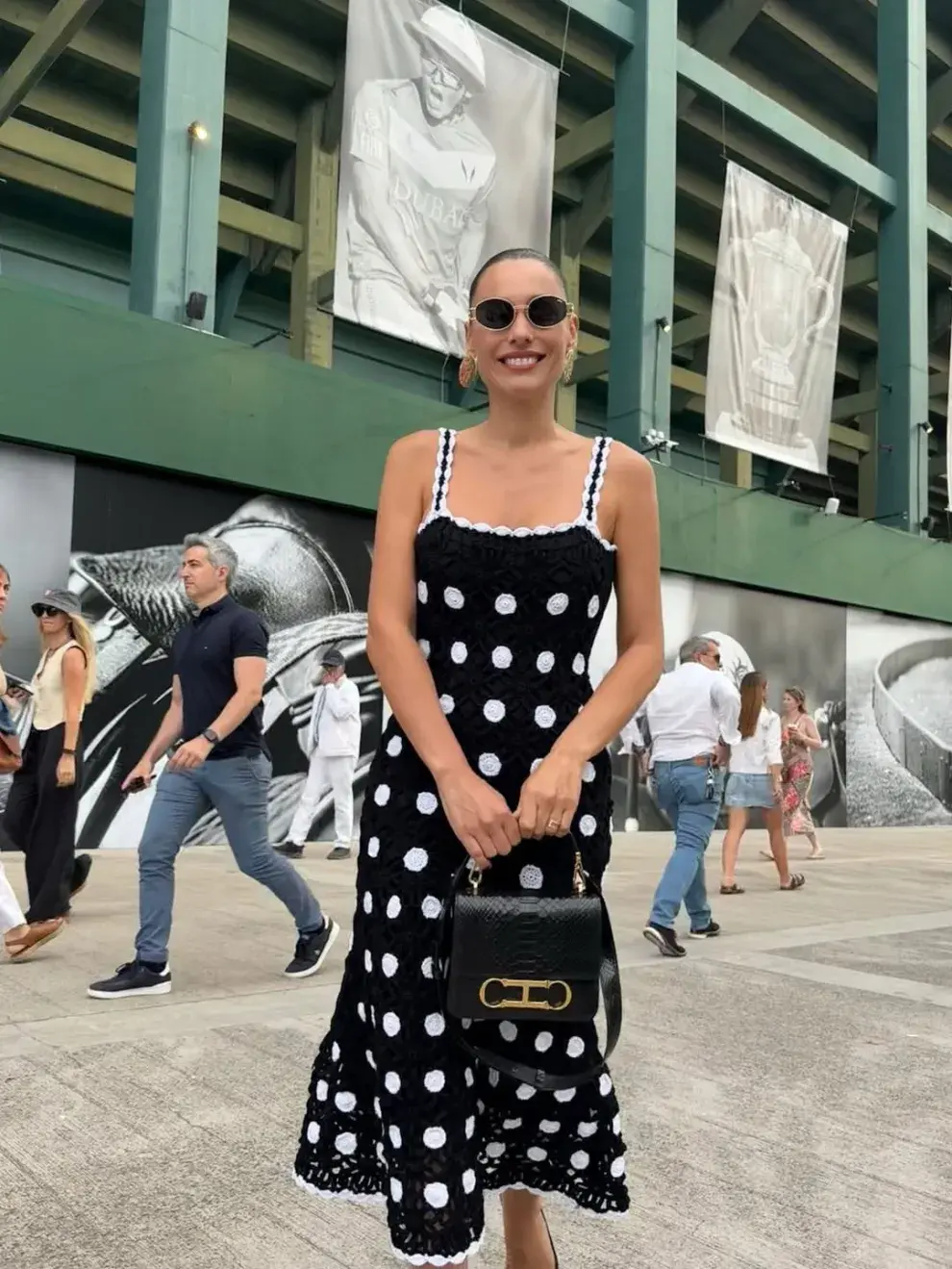 Pampita eligió un vestido polka dots tejido de Carolina Herrera