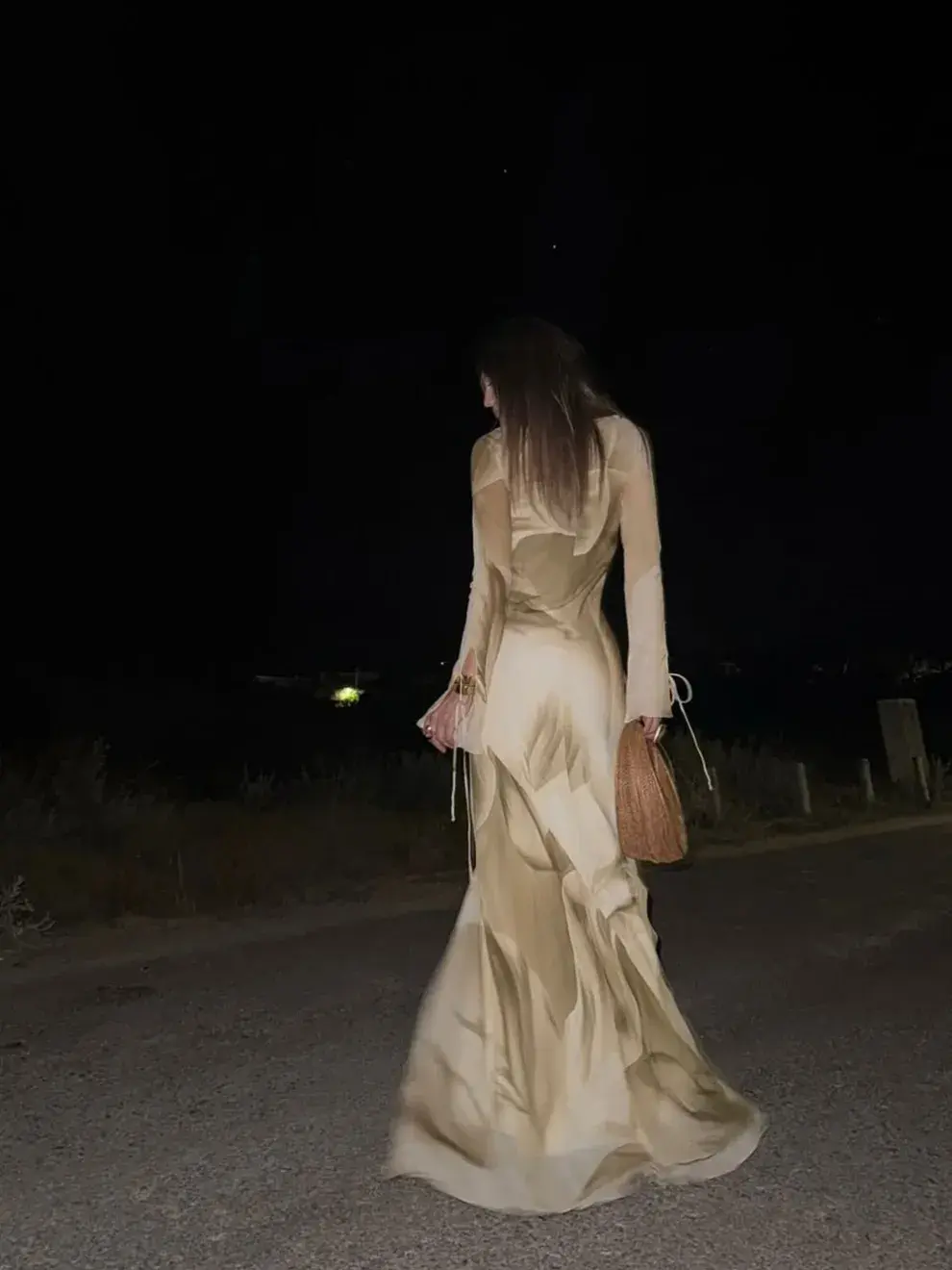 La prenda, de mangas largas semitransparentes y escote entrelazado, transmitía una elegancia etérea y romántica, con un aire bohemio y delicado.