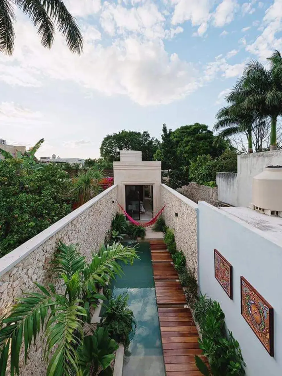 Las piletas estrechas son una buena opçión para espacios alargados