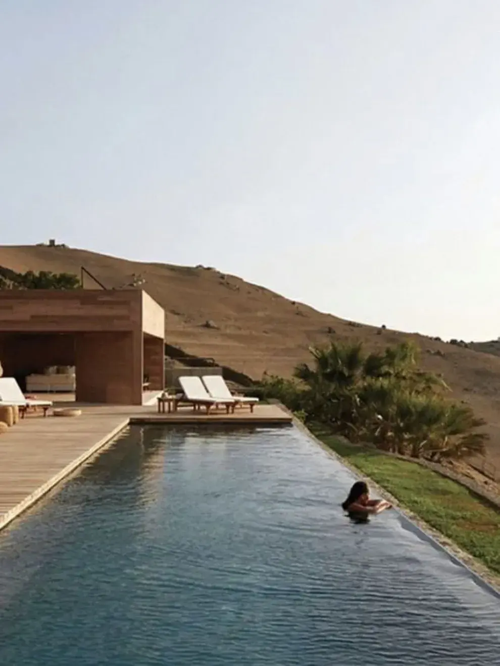 Las piletas infinitas se consolidan como una de las tendencias más fuertes en arquitectura y diseño de exteriores