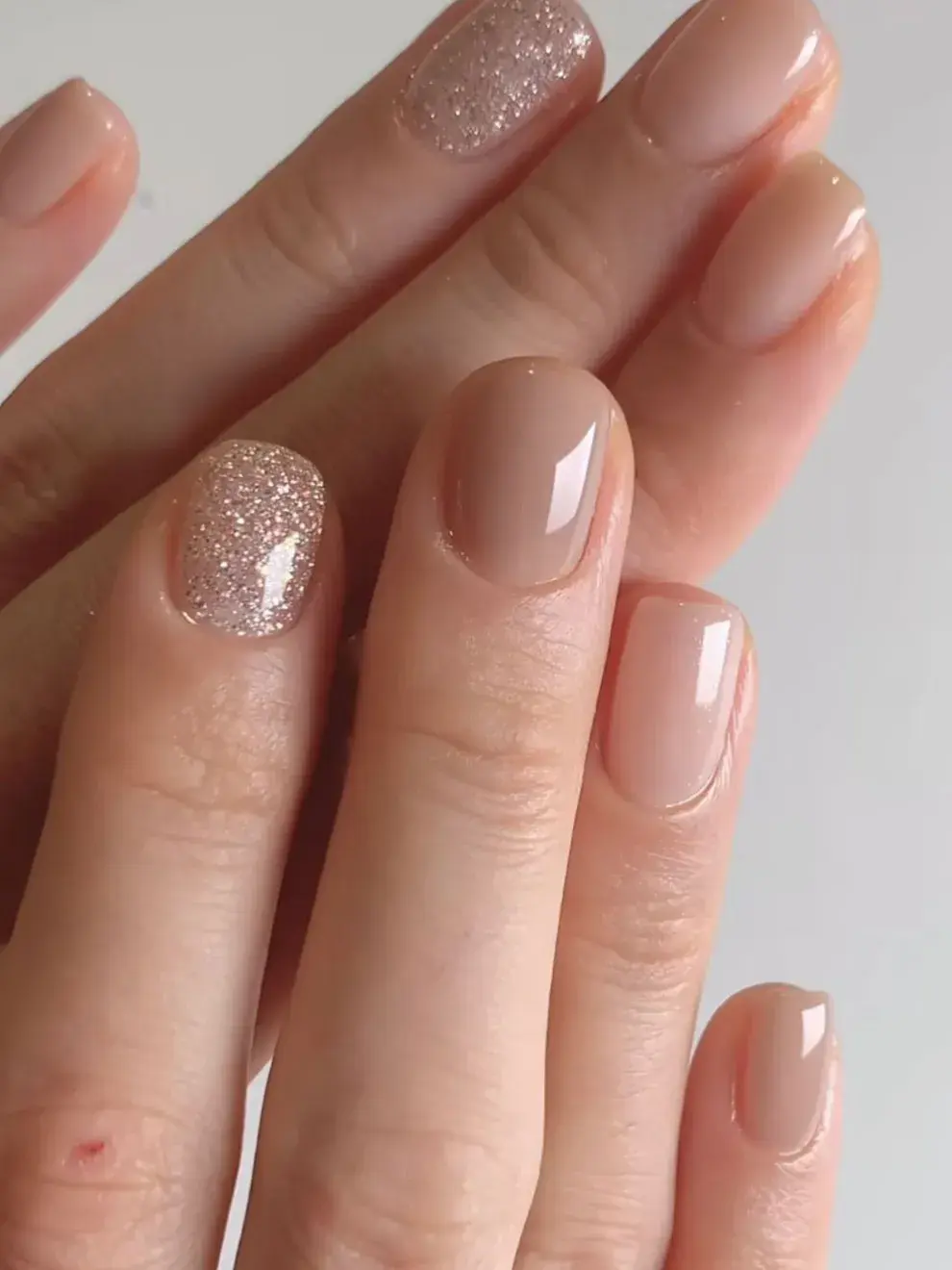 El clásico nude se renueva con líneas finas, micro puntos o medias lunas en dorado satinado.