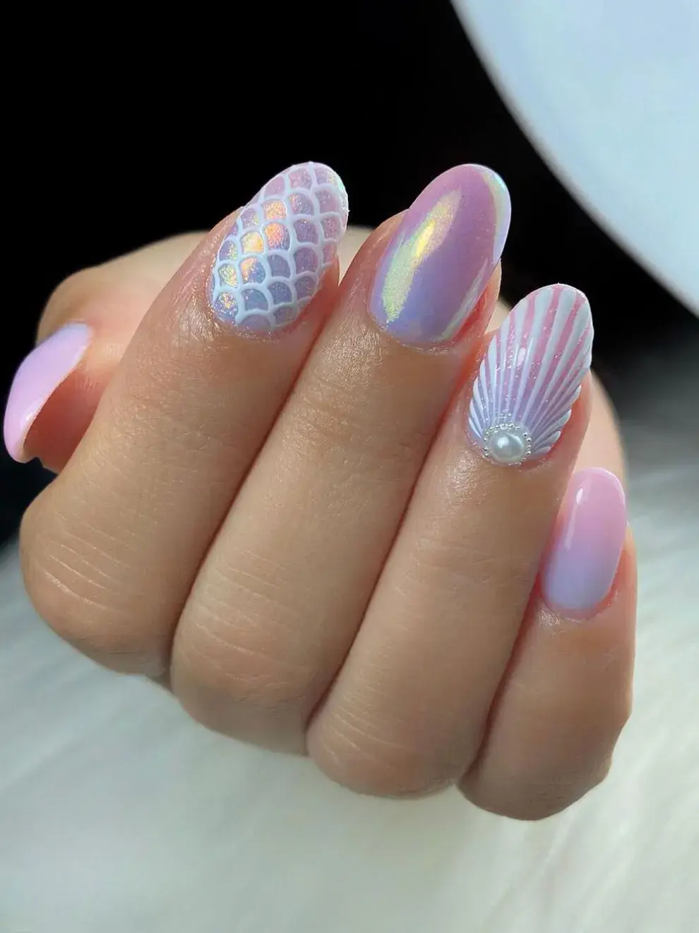 Brillo perlado, reflejos iridiscentes y una vibra marina que invita a soñar: las mermaid nails llegan para transformar la manicura en un verdadero objeto de deseo.