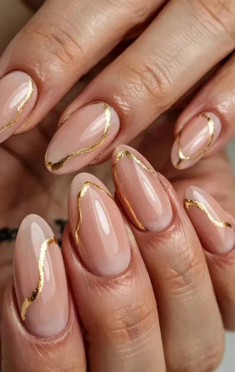 Uñas minimalistas con un toque festivo: 15 manicuras elegantes para este fin de año