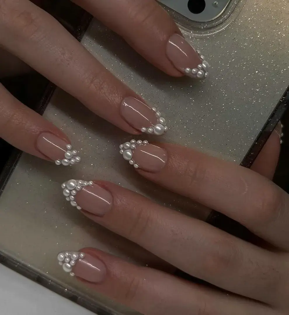 Uñas de perlas: los diseños más elegantes para las fiestas