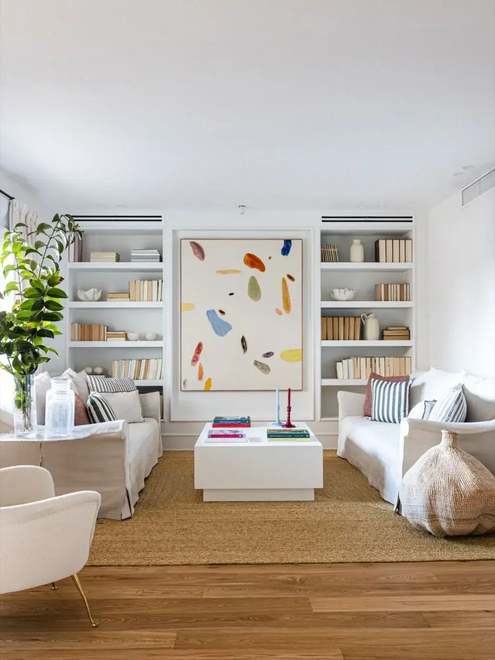 La forma más simple y segura de sumar el color del año es a través de objetos decorativos: almohadones, jarrones, velas, mantas o cuadros.