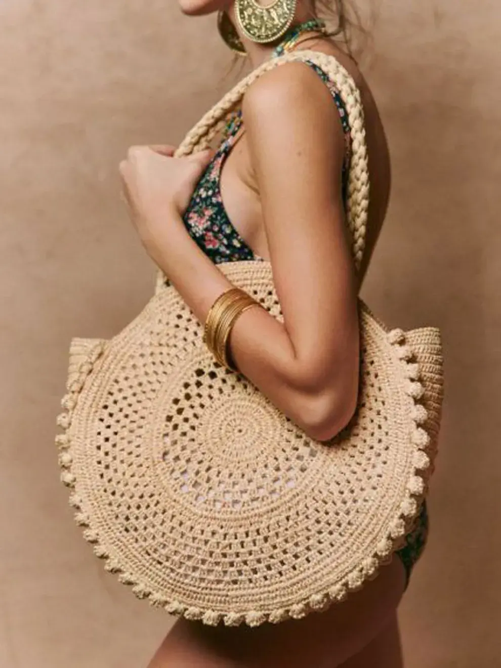 Maxi bolsos tejidos: ideales para llevar toalla, protector solar y todo lo necesario para un día bajo el sol.